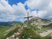 61 Dalla crocetta del Passo di Gabbia (2070 m) vista sul Mandrone , la Corna Piana, la Bocchetta di Corna Piana